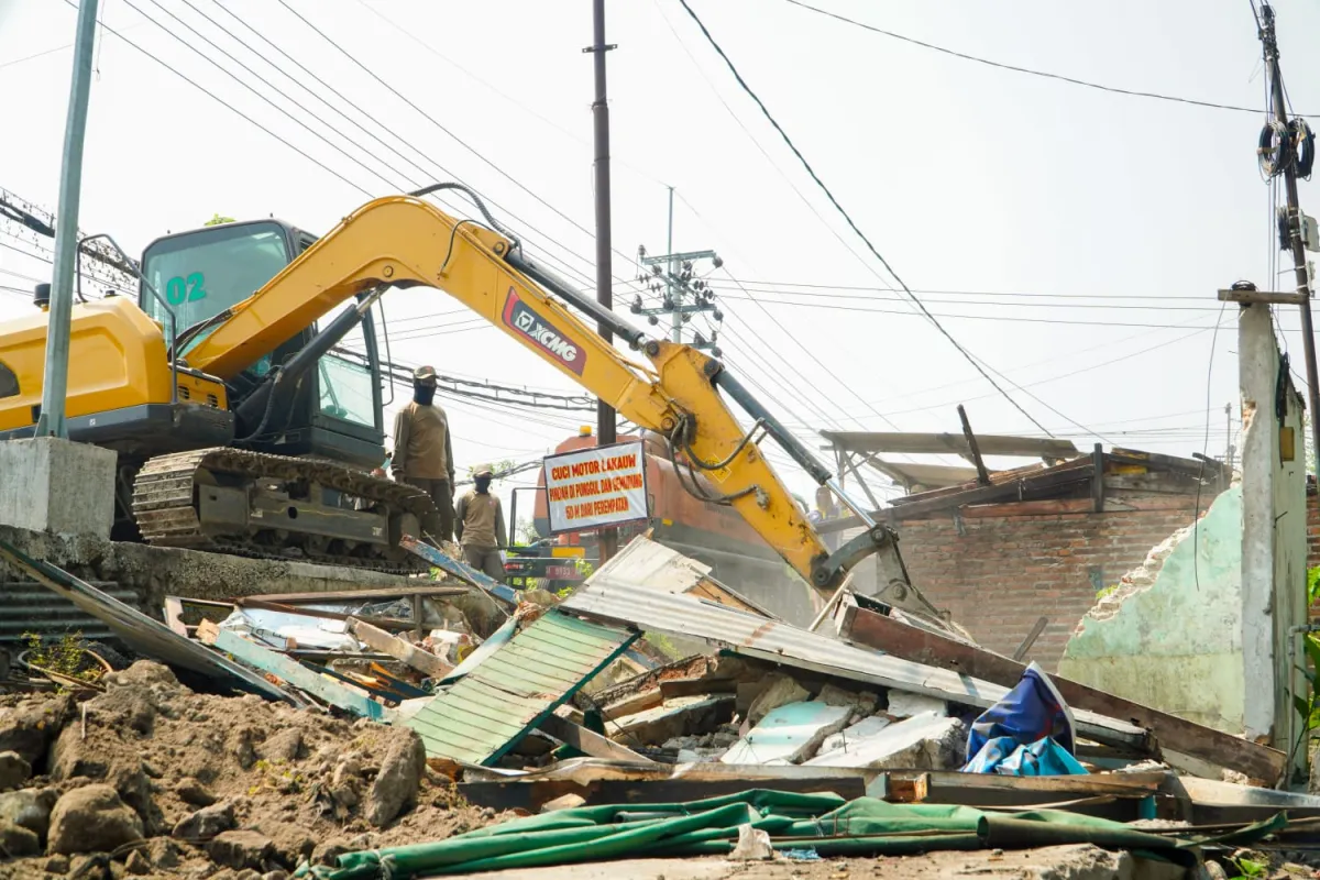 Baca juga : Kerahkan 600 Personel dan 2 Ekskavator, Pemkab Sidoarjo Ratakan 67 Bangunan Liar di Frontage Road Waru - Buduran