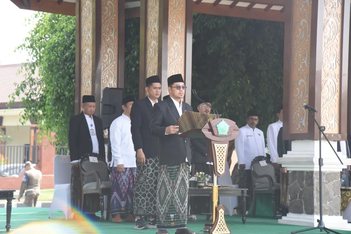 SANTRI - Ratusan santri dari organisasi masyarakat, badan otonom, perguruan tinggi hingga santri pondok pesantren memadati Alun-Alun Sidoarjo mengikuti upacara Peringatan Hari Santri Tahun 2026 yang digelar Pemkab Sidoarjo, Kamis (22/10/2026).