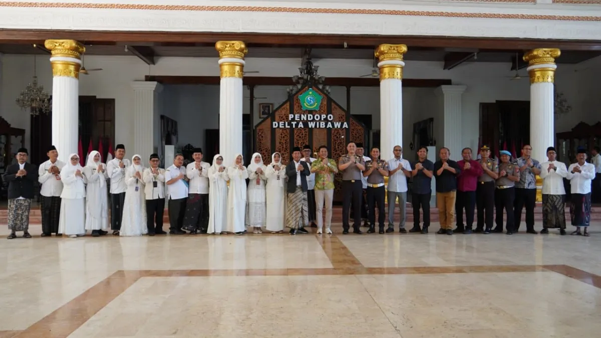 RAKOR - Bupati Sidoarjo Subandi beserta jajaran Pemerintah Kabupaten serta Kapolresta Sidoarjo AKBP Bobby Adimas Candra Putra yang memboyong jajaran pejabat utamanya rakor membahas Kamtibmas di Pendopo Delta Wibawa, Kamis (22/10/2026).