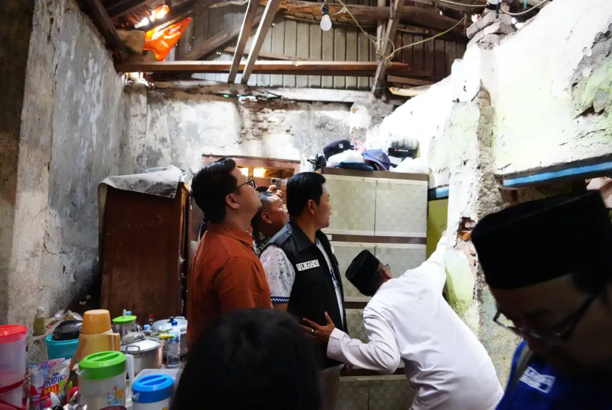 Sentuhan Hangat di Waru, Bupati Subandi Turun Langsung Bedah Rumah dan Bagikan Kursi Roda Warga Tak Mampu