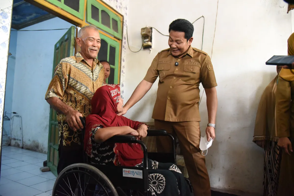 Air Mata Bahagia Sulastri Hingga Djoko Tumpahan Asa Baru Warga Sidoarjo di Atas Kursi Roda Dari Bupati Subandi