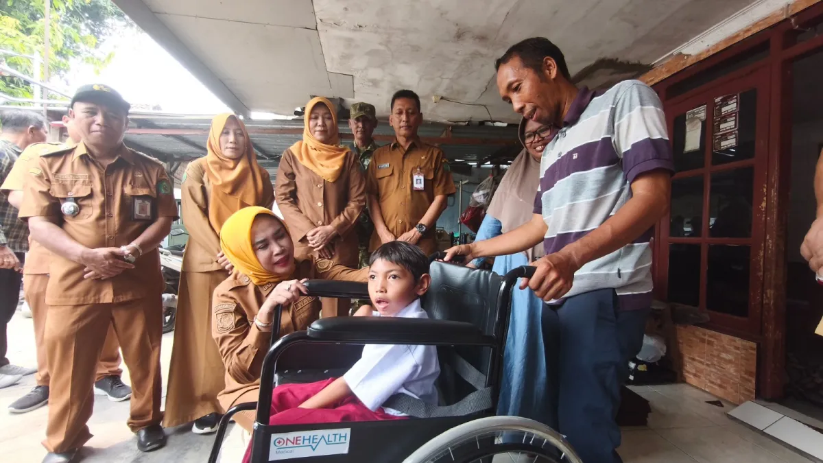 Sentuhan Kasih Pemkab Sidoarjo, Saat Senyum 3 Warga Difabel Kembali Senyum Saat Terima Kursi Roda dari Wabup Mimik