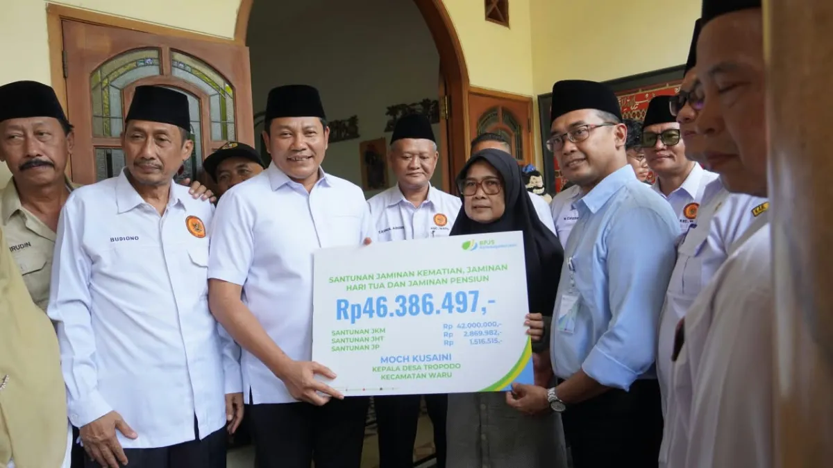 Wujud Nyata Kepedulian Pemkab Sidoarjo, Bupati Subandi Serahkan Santunan BPJS Ketenagakerjaan Keluarga Kades Tropodo