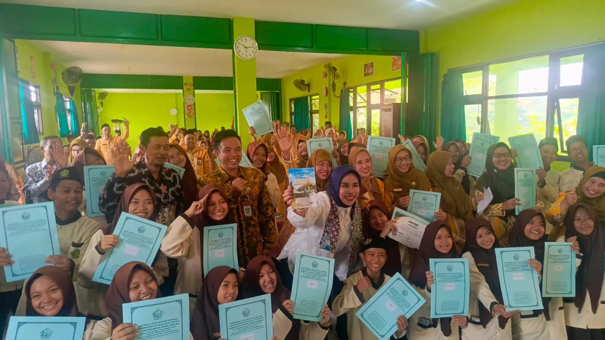 Sentuhan Inspirasi dari Bangku Madrasah, Siswa MTsN 4 Sidoarjo Luncurkan Buku Perjalanan Hidup Wabup Mimik Idayana