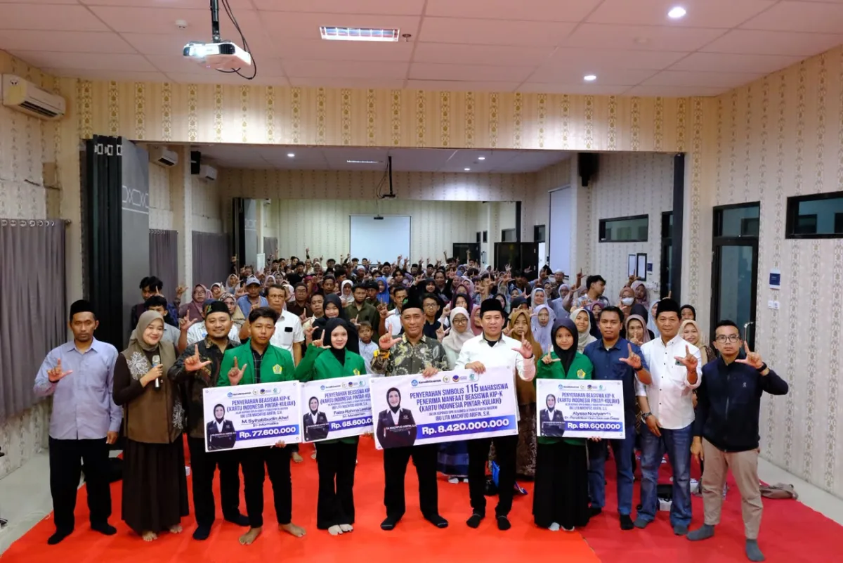 Hari Santri Lita Machfud Arifin Salurkan 115 Beasiswa Kuliah Gratis Senilai Rp 8,42 Miliar untuk Mahasiswa UNUSIDA