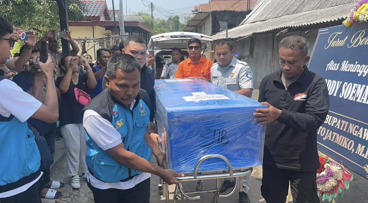 Tangis Histeris Sambut Kedatangan Jenazah Korban KM Virgo Transport 8 di Ngawi