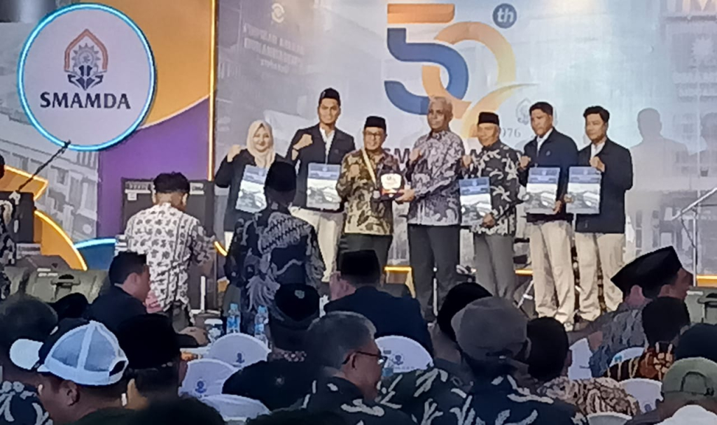 Foto : republikjatim.com/Sudarmawan MILAD - Kepala Smamda Sidoarjo M Zainul Arifin mengenalkan Ketua IKA Smamda Ahmad Riyadh UB bersama pengurus lain saat Milad 50 di Aula Smamda, Sabtu (31/01/2026).