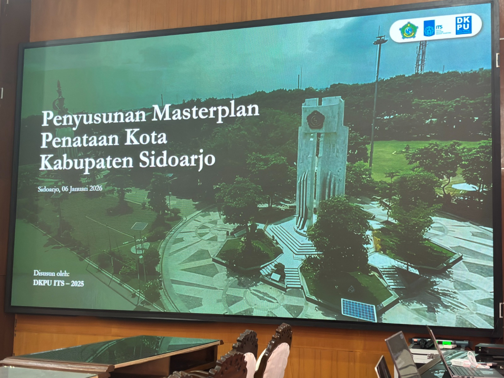 MASTERPLAN - Bupati Sidoarjo Subandi didampingi Sekda dan Kepala Bappeda saat tim dari ITS Surabaya memaparkan masterplan penanganan banjir bertahap melalui empat program di Opsroom Setda Kabupaten Sidoarjo, Selasa (06/01/2026).