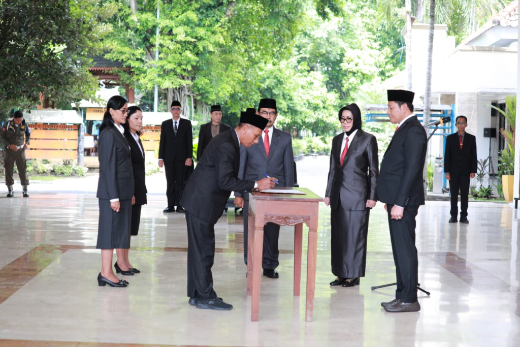 LANTIK - Bupati Sidoarjo, Subandi melantik dan mengambil sumpah jabatan 260 pejabat struktural dan fungsional di lingkungan Pemerintah Kabupaten (Pemkab) Sidoarjo di Pendopo Delta Wibawa, Sabtu (10/01/2026).