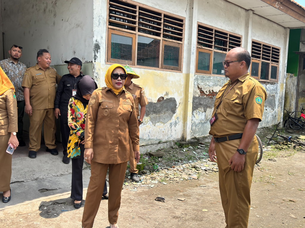 SIDAK - Wakil Bupati (Wabup) Sidoarjo, Mimik Idayana melakukan Inspeksi Mendadak (Sidak) ke SDN Jatikalang untuk melihat secara langsung kondisi bangunan sekolah yang dinilai sudah tidak layak, Selasa (13/01/2026).