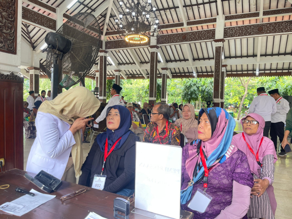 KATARAK - Badan Amil Zakat Nasional (BAZNAS) kerjasama RSI Siti Hajar Sidoarjo menggelar aksi kemanusiaan screening dan operasi katarak yang digelar gratis bagi warga kurang mampu (kaum dhuafa) di Pendopo Delta Wibawa, Rabu (14/01/2026).