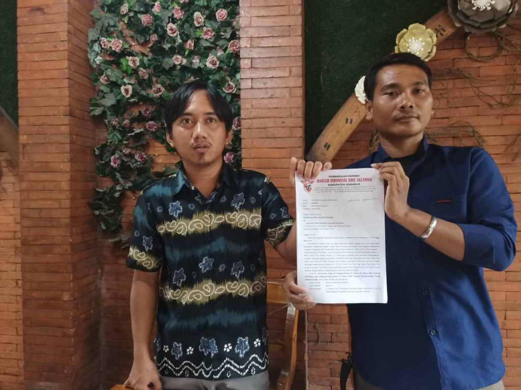 TUNJUKKAN - Ketua Pimpinan Daerah (PD) Daulah Indonesia Adil Salamah (DINAS) Sidoarjo, Muhammad Husein Ayatullah menunjukkan bukti temuan dan sejumlah pejabat yang dilaporkan ke Kortas Tipikor Bareskrim Mabes Polri, Kamis (15/01/2026).