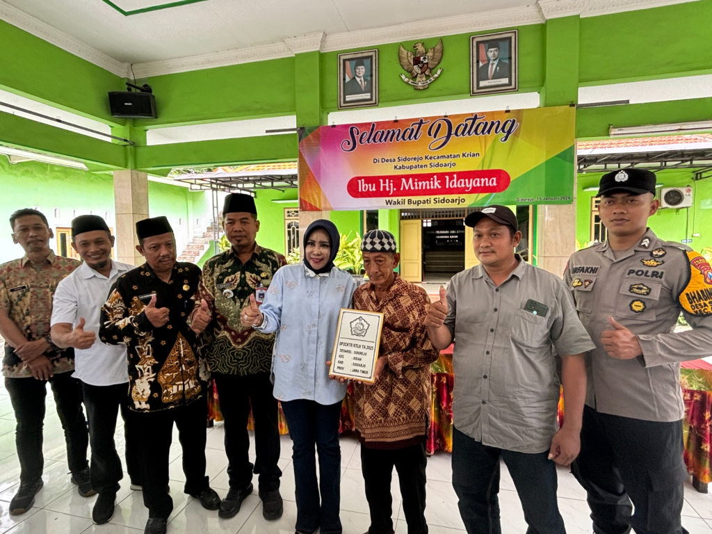 SERAHKAN - Wabup Sidoarjo Mimik Idayana secara simbolis menyerahkan bantuan rehab Rumah Tidak Layak Huni (RTLH) dari Dinas Perumahan, Permukiman, Cipta Karya dan Tata Ruang (P2CKTR) ke warga Desa Sidorejo, Kecamatan Krian, Kamis (15/01/2026).