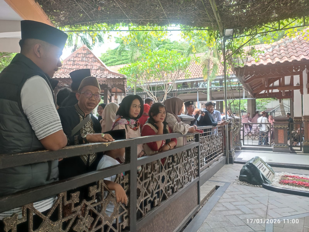 ZIARAH - Program Koordinator Gusdurian Jawa Timur dan Sidoarjo untuk menyulam nilai-nilai pluralisme menggelar ziarah kebangsaan ke makam Gus Dur (KH Abdurrahman Wahid) dan Bung Karno (Ir Soekarno), Sabtu (17/1/2026).