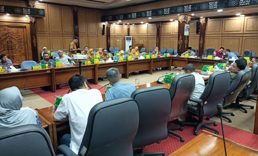 HEARING - Wakil Ketua DPRD Sidoarjo Suyarno memimpin hearing bersama pimpinan dan anggota Komisi B dan C dengan perwakilan warga Desa Seruni, Kecamatan Gedangan dan perusahaan kaca PT Seruni Glass di ruang paripurna, Selasa (20/01/2026).