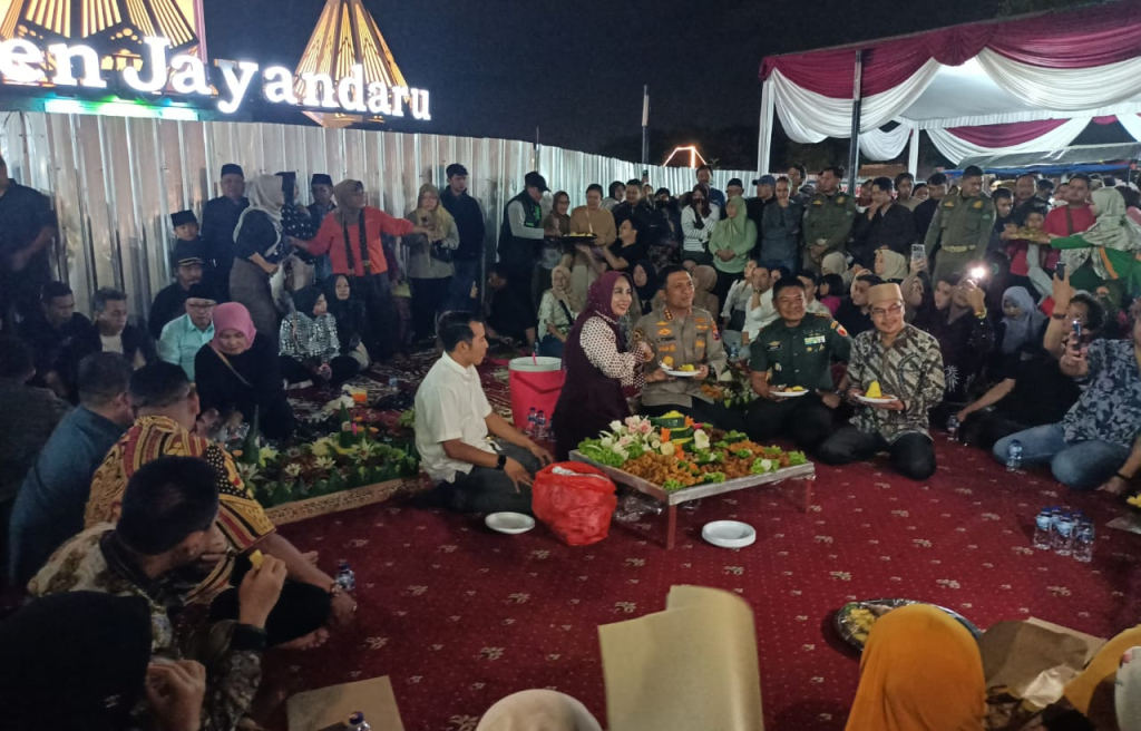 MAKAN BARENG - Wabup Sidoarjo Mimik Idayana bersama ratusan warga, anggota Forkopimda, Kepala Dinas serta para anggota DPRD Sidoarjo mengikuti makan bareng bersama di depan Monumen Jayandaru Alun-Alun Sidoarjo, Selasa (27/01/2026) malam.