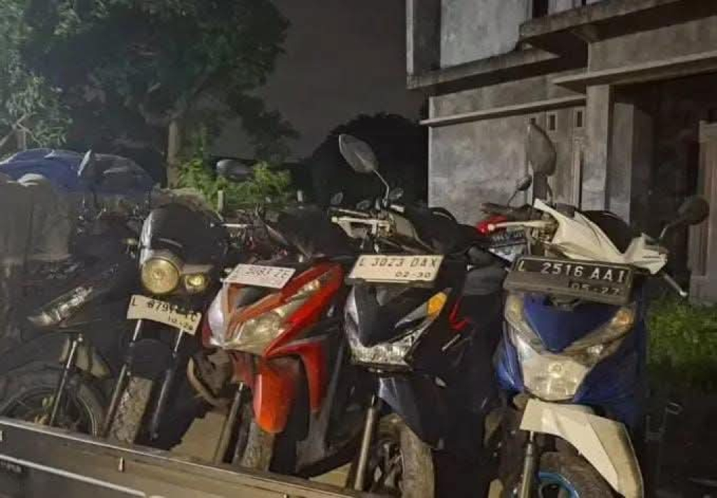 AMANKAN - Sebanyak 85 unit motor yang diduga sebagai tempat penadah hasil curian digrebek petugas Polrestabes Surabaya di kawasan Dusun Beciro, Desa Jumputrejo, Kecamatan Sukodono, Sidoarjo, Selasa (27/01/2026) malam.