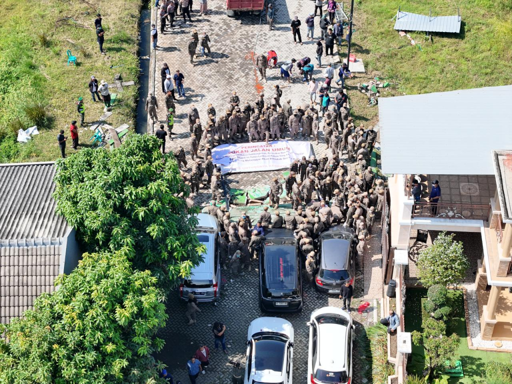 BONGKAR - Begini prosesi pembongkaran tembok batas Perumahan Mutiara Regency di Desa Banjarbendo, Kecamatan Sidoarjo yang menyebabkan belasan warga terluka usai bentrok dengan ratusan petugas Satpol PP, Kamis (29/01/2026).