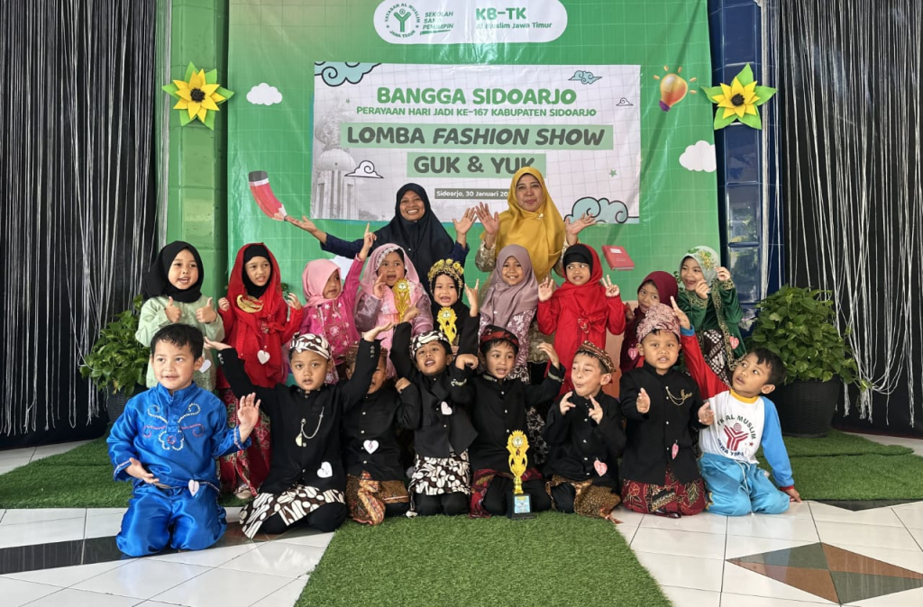 HARJASDA - KB TK Al Muslim menggelar perayaan bertema Bangga Sidoarjo diikuti sekitar 170 siswa dari jenjang Kelompok Bermain (KB) dan Taman Kanak-kanak (TK) dalam rangka memperingati Harjasda ke-167 yang jatuh tanggal 31 Januari, Sabtu (31/01/2026).