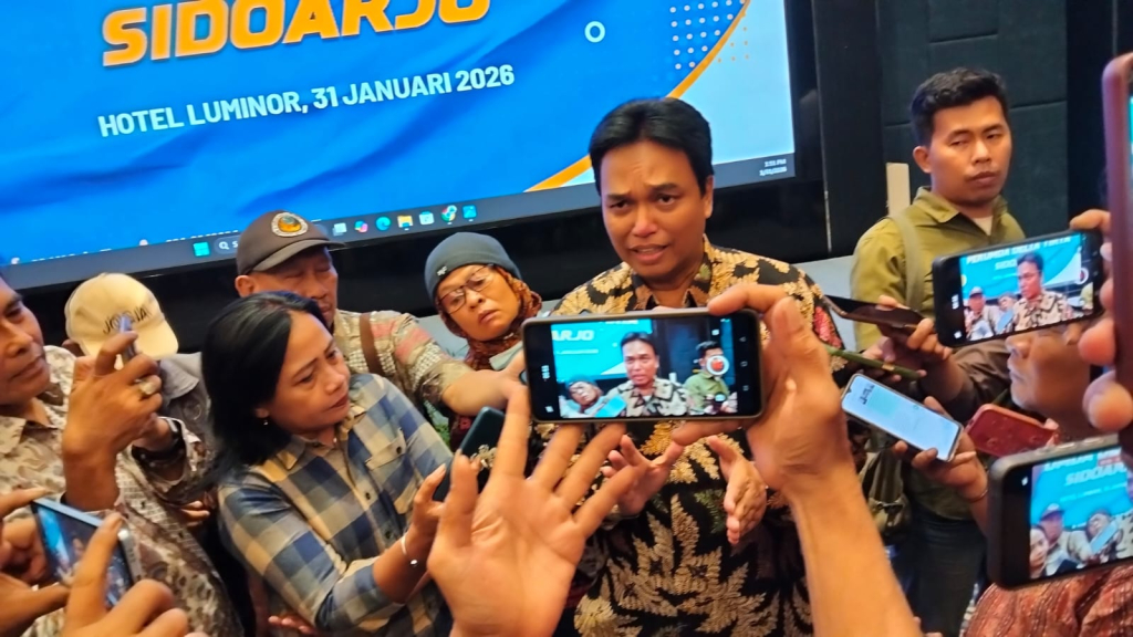 Foto : republikjatim.com/Sudarmawan PAPARAN - Dirut Utama (Dirut) Perumda Delta Tirta Sidoarjo Dwi Hary Soeryadi saat paparan membuka acara Media Gathering di Hotel Luminor Sidoarjo targetkan cakupan layanan 100 persen, Sabtu (31/01/2026) sore.