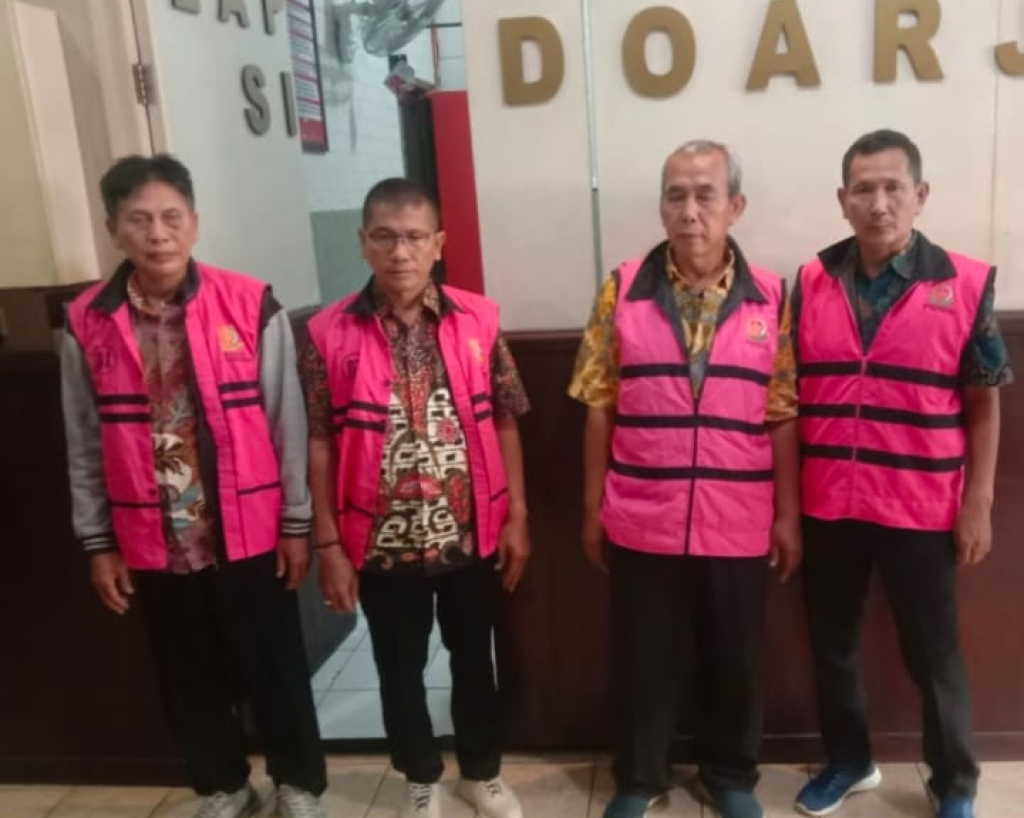 DITAHAN - Tim Jaksa Penuntut Umum (JPU) Kejari Sidoarjo menahan empat tersangka kasus dugaan jual beli pengadaan perangkat desa di Kecamatan Tulangan, Sidoarjo, Selasa (13/01/2026) petang.