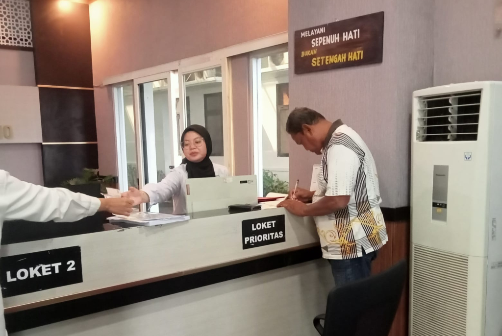 LAPORAN - Tokoh masyarakat dan beberapa warga Desa Sawohan, Kecamatan Buduran, Sidoarjo secara resmi melayangkan laporan beserta barang buktinya ke Kejaksaan Negeri (Kejari) Sidoarjo, Senin (19/01/2026).
