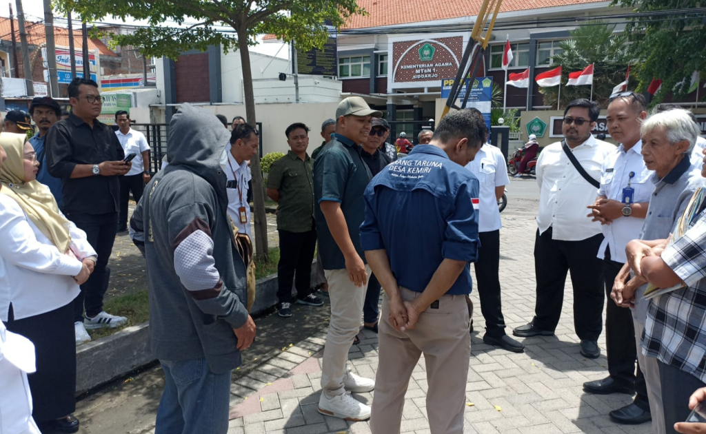 SIDAK - Ketua Komisi A DPRD Sidoarjo Rizza Ali Faizin bersama anggotanya sidak batas tanah Fasum sekaligus batas jalan warga Kavling di Desa Kemiri, Kecamatan Sidoarjo dan UPT Pembenihan Tanaman, Dinas Kehutanan Provinsi Jatim, Rabu (21/01/2025).