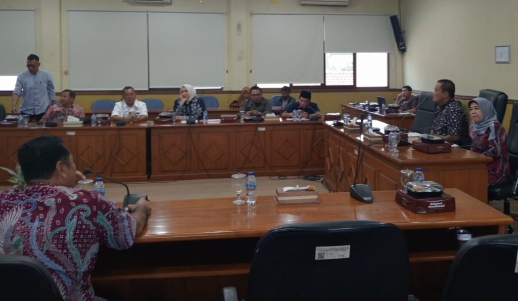 HEARING - Pimpinan dan anggota Komisi C menggelar hearing evaluasi bersama Dinas Perikanan Pemkab Sidoarjo di ruang rapat DPRD Sidoarjo membahas soal kondisi Pasar Ikan di Sidoarjo Kota dan Sedati yang kumuh, Jumat (30/01/2026).