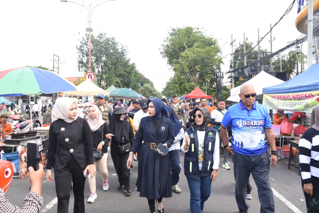 CEK - Wabup Sidoarjo Mimik Idayana meninjau Car Free Day berkeliling melihat penataan stan UMKM, pelayanan pemerintah serta kesiapan sarana dan prasarana Alun - Alun Sidoarjo sebagai ruang terbuka hijau yang nyaman dan aman, Minggu (01/02/2026).