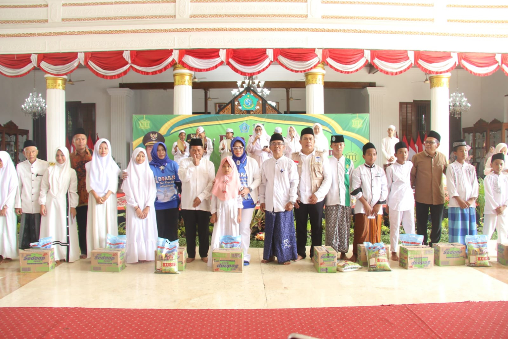 SANTUNAN - Pemkab Sidoarjo kembali menggelar Doa Bersama 1000 Anak Yatim sekaligus santunan di rangkaian Peringatan Hari Jadi Kabupaten Sidoarjo yang ke 167 Pendopo Delta Wibawa, Minggu (01/02/2026).