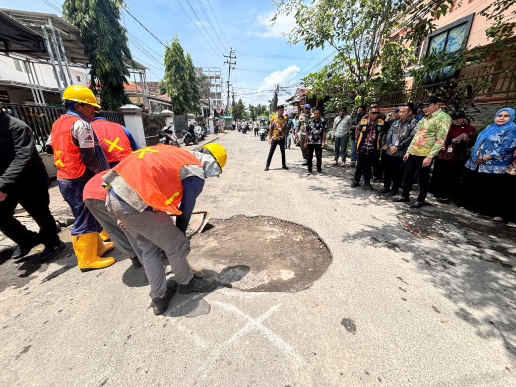 CEK - Bupati Sidoarjo Subandi cek perbaikan sejumlah jalan berlubang (rusak) seperti perbaikan jalan di ruas Jalan Sekardangan - Gebang, Jati - Sidodadi dan Sidodadi - Durungbedug, Kamis (05/02/2026).