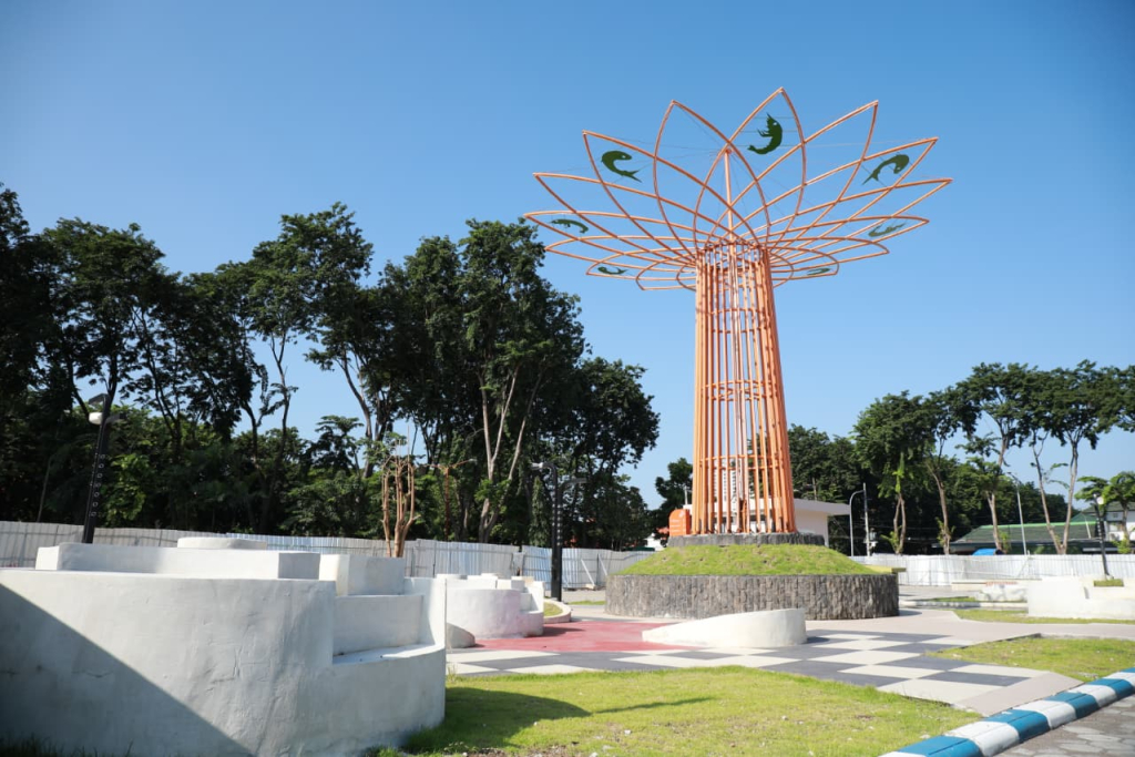 JAGA - Pemkab Sidoarjo mengajak seluruh warga berperilaku tertib lingkungan sebagai dukungan terhadap gerakan Indonesia ASRI (Aman, Sehat, Resik, dan Indah) termasuk di kawasan Alun-Alun Sidoarjo, Kamis (06/02/2026).