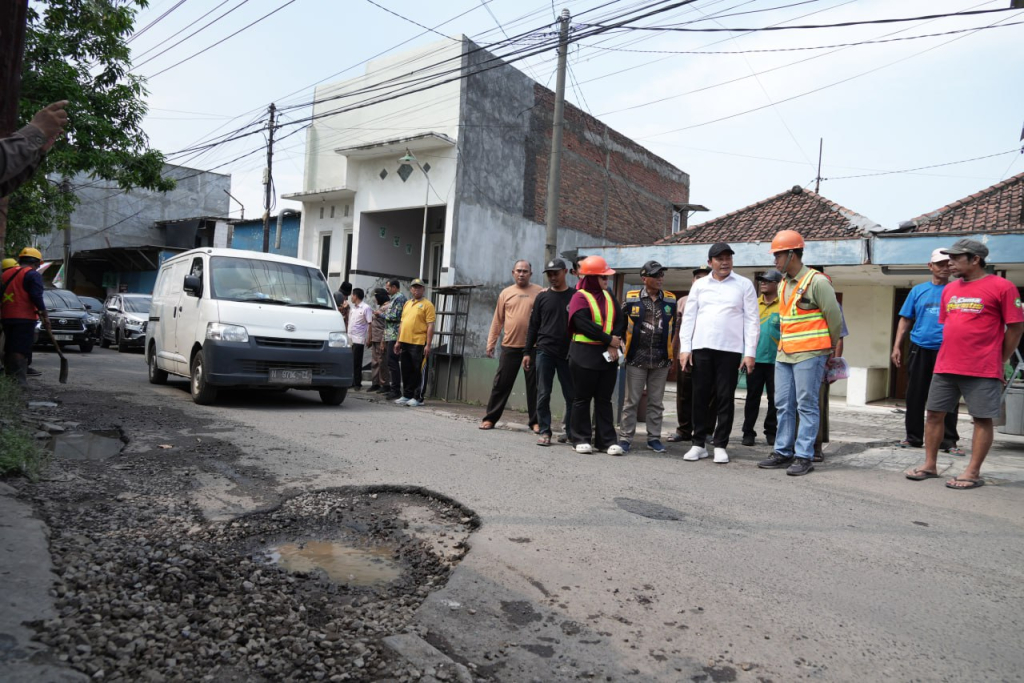 SIDAK - Bupati Sidoarjo Subandi melaksanakan sidak perbaikan pada ruas Jalan Kedungrejo - Wadungasri dan ruas Jalan Tropodo - Wedoro, Kecamatan Waru langsung diperbaiki usai laporan, Jumat (06/02/2026).