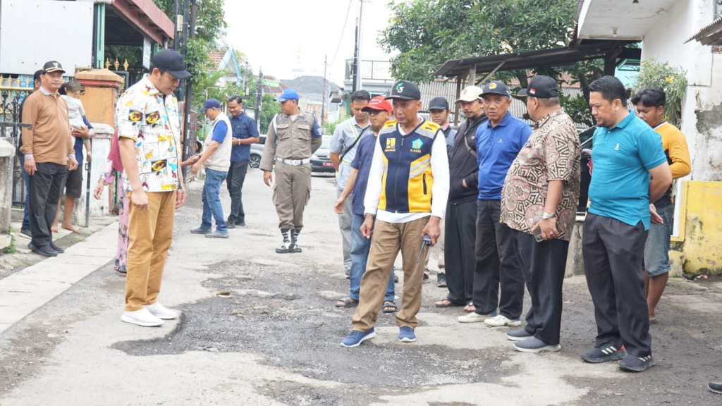 SIDAK - Bupati Sidoarjo Subandi terus menggenjot percepatan perbaikan jalan di sejumlah wilayah yang mengalami kerusakan seperti di JL Raya Gedangan - Betro, Sabtu (07/02/2026).