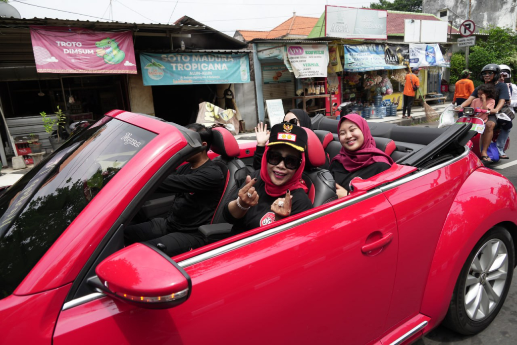 RIDING - Wabup Sidoarjo Mimik Idayana mengikuti riding bersama komunitas Volkswagen (VW) dan Vespa saat menutup Tanggulangin Fair 2026 dalam rangka Harjasda ke 167, Minggu (08/02/2026).