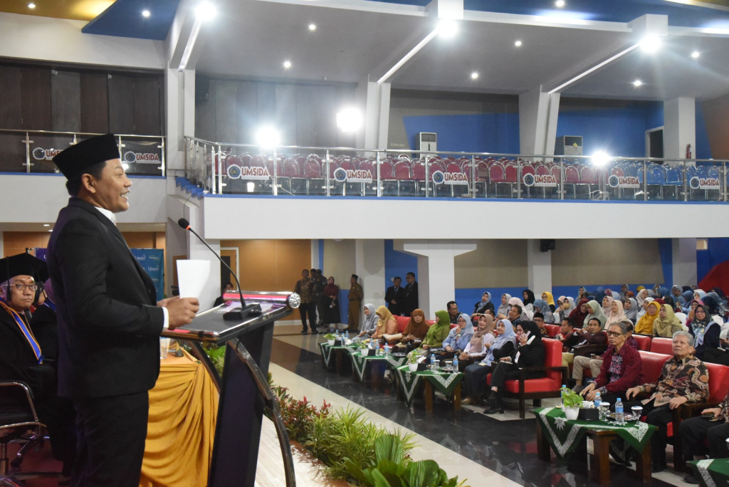 KOMITMEN - Bupati Sidoarjo Subandi memastikan berkomitmen Pemkab Sidoarjo untuk terus bersinergi dengan dunia pendidikan saat menghadiri Milad ke 37 Universitas Muhammadiyah Sidoarjo (Umsida), Senin (09/02/2026).