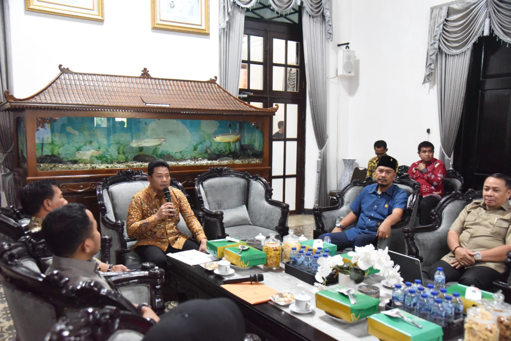 RAKOR - Bupati Sidoarjo Subandi memimpin Rakor bersama Tim Pengendali Inflasi Daerah (TPID) menggelar High Level Meeting (HLM) menjelang Ramadhan dan Idul Fitri di Pendopo Delta Wibawa, Kamis (12/02/2026).
