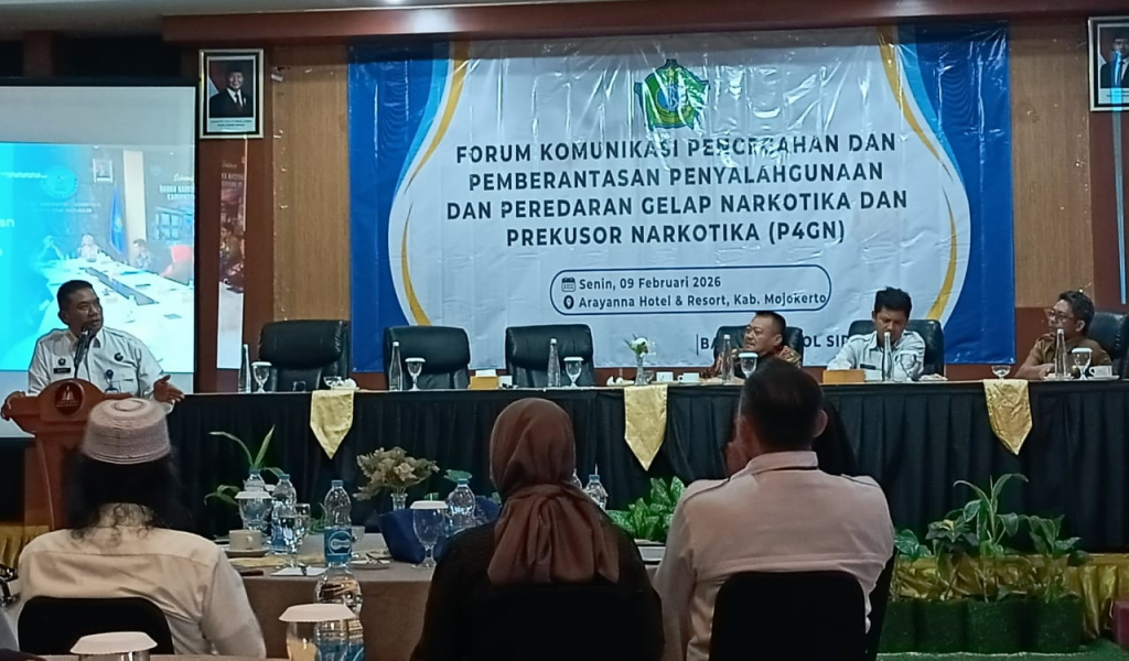 CEGAH - Wakil Ketua DPRD Sidoarjo Suyarno SH, Kepala Bakesbangpol Fredik Suharto dan Kepala BNNK Kombes Pol Gatot Soegeng Soesanto memberi materi pencegahan peredaran narkotika bersama Forum Komunikasi P4GN di Arrayana Hotel Trawas, Mojokerto kemarin.