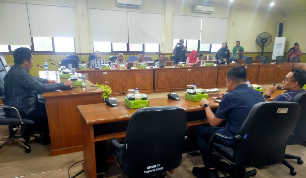 HEARING - Pimpinan dan anggota Komisi D DPRD Sidoarjo melaksanakan hearing bersama para pejabat Dinas Sosial (Dinsos) Pemkab Sidoarjo soal beasiswa dan pungutan liar (pungli) di DPRD Sidoarjo, Jumat (13/02/2026) sore.