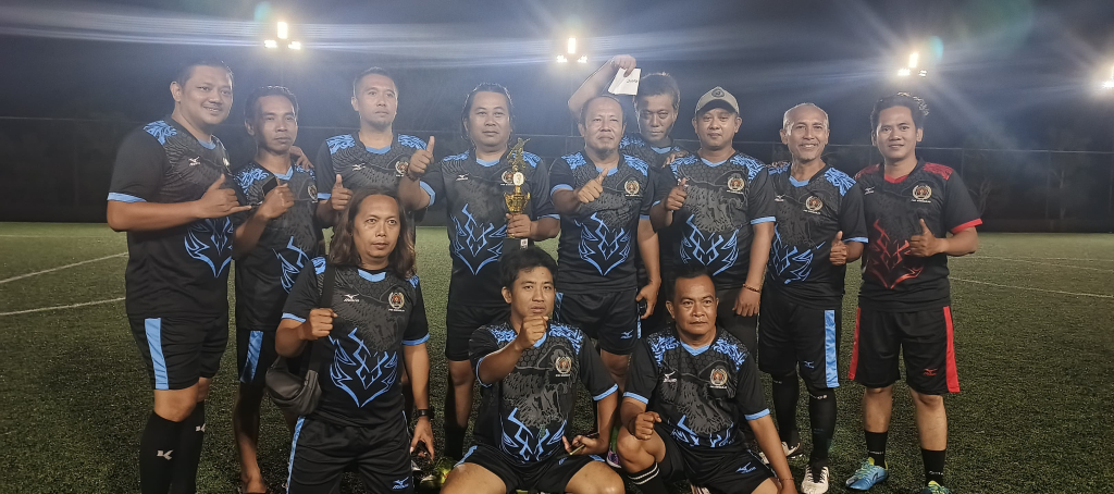 TIGA - Tim PWI Sidoarjo meraih juara ketiga turnamen Mini Soccer Piala Persatuan Wartawan Indonesia Jawa Timur (PWI Jatim) 2026 di Lapangan Mini Soccer Taman Dayu, Pandaan, Pasuruan, Sabtu (14/02/2026) pagi hingga tengah malam.