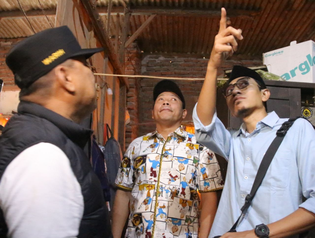 RTLH - Bupati Sidoarjo, Subandi melakukan inspeksi mendadak (Sidak) ke Rumah Tidak Layak Huni (RTLH) milik Subakin (60) warga Desa Sedati Gede, Kecamatan Sedati, Sidoarjo yang bakal segera diperbaiki, Minggu (22/02/2026).