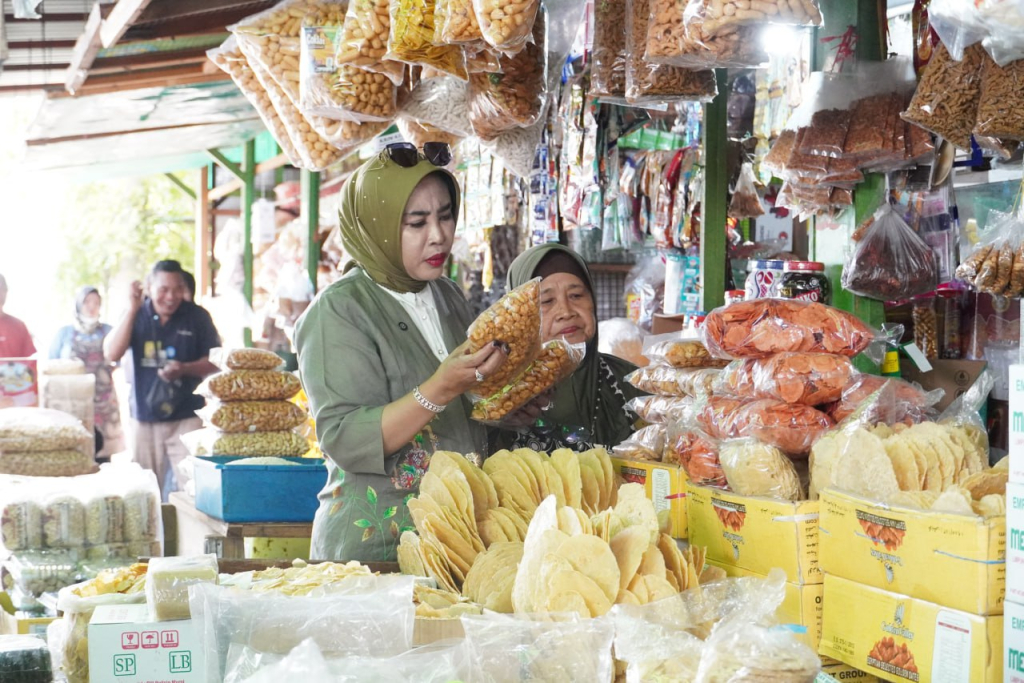 SIDAK - Wakil Bupati (Wabup) Sidoarjo Mimik Idayana melakukan Inspeksi Mendadak (Sidak) harga kebutuhan pokok di Pasar Porong, Sidoarjo, Selasa (24/02/2026).