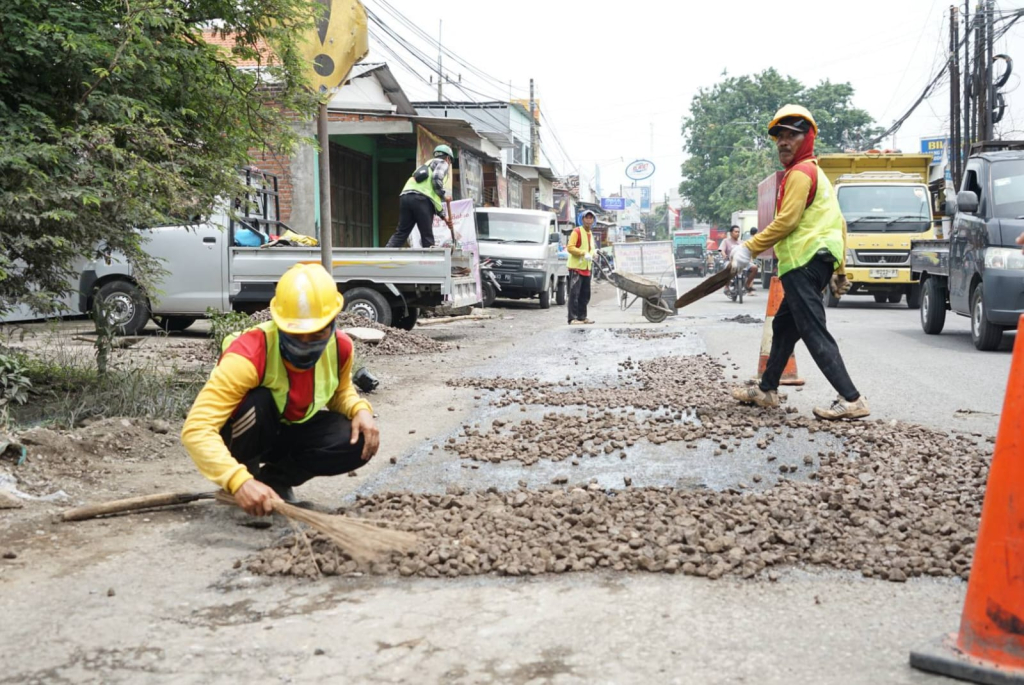 PERBAIKAN - Dinas PUBM dan SDA Pemkab Sidoarjo menggenjot perbaikan jalan menjelang libur panjang Hari Raya Idul Fitri 1447 Hijriah untuk memastikan kenyamanan dan keselamatan pengguna jalan.