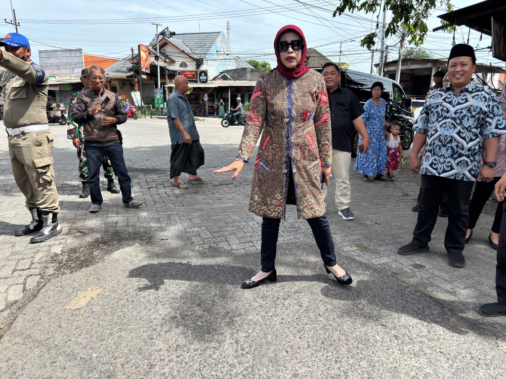 SIDAK - Wakil Bupati (Wabup) Sidoarjo Mimik Idayana meninjau langsung sejumlah infrastruktur jalan rusak mulai Lingkar Timur hingga Prambon, Sidoarjo agar segera diperbaiki menggunakan dana CSR, Kamis (26/02/2026).