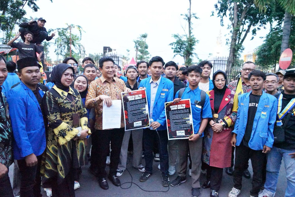 DEMO - Sejumlah mahasiswa menggelar aksi di depan Kantor Pemerintah Kabupaten (Pemkab) Sidoarjo mereka menyampaikan sejumlah tuntutan kepada Pemkab Sidoarjo, Kamis (26/02/2026) sore.