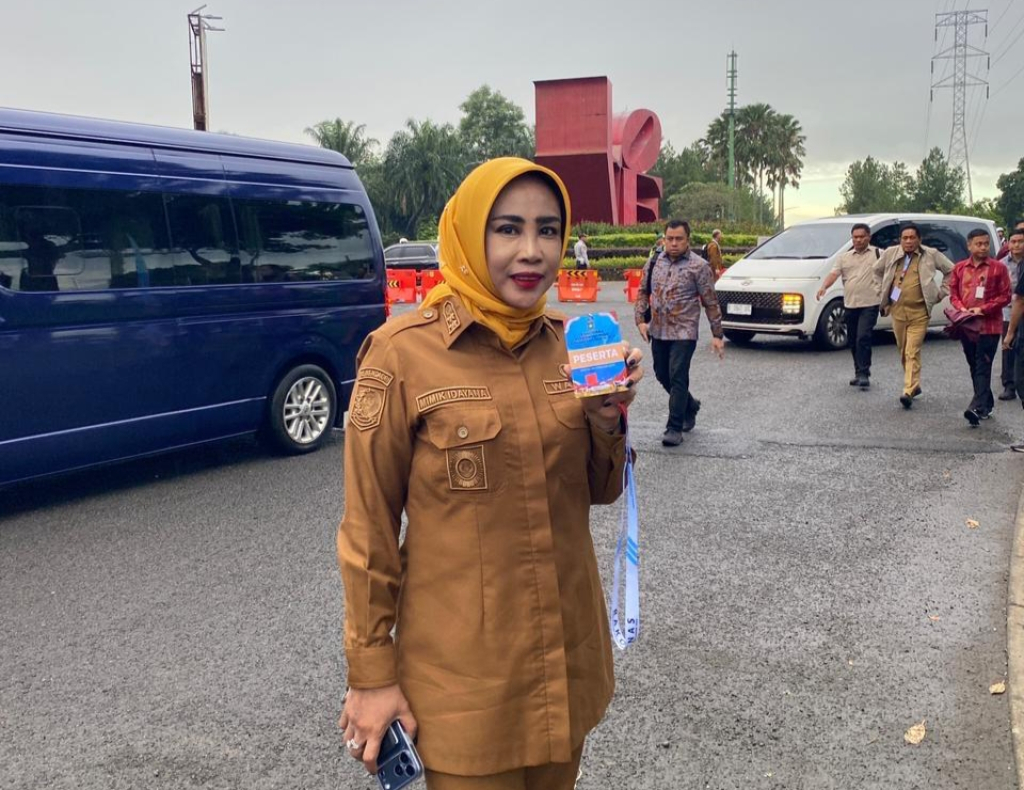 TUNGGU - Wabup Sidoarjo Mimik Idayana menunggu mobil rombongan Forkopimda agar bisa masuk acara Rakornas Sinergi Pusat dan Daerah dalam Implementasi Program Prioritas Presiden Menuju Indonesia Emas 2045 di SICC Bogor, Senin (02/02/2026).