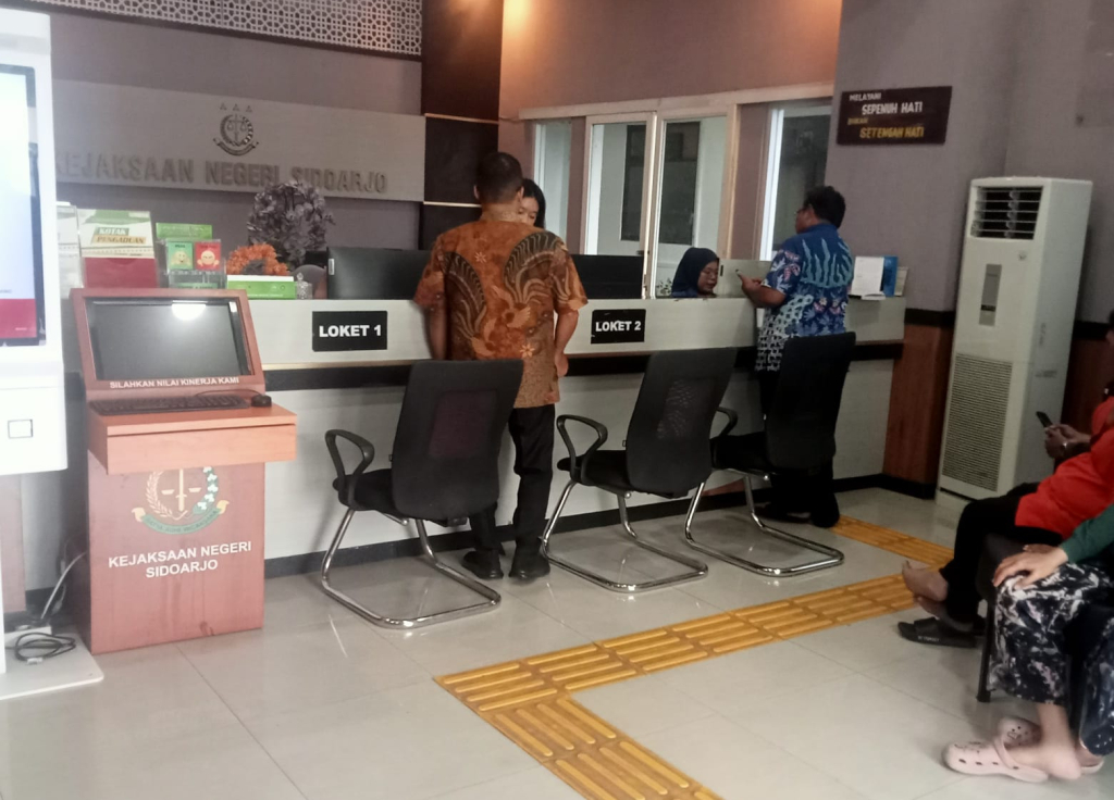 PANGGILAN - Sejumlah warga dan Tomas Damarsi memenuhi panggilan penyidik Kejari Sidoarjo untuk memberikan keterangan tambahan dan keterangan detail soal alih fungsi TKD seluas 3.500 meter persegi menjadi kos-kosan elite, Kamis (19/02/2026).