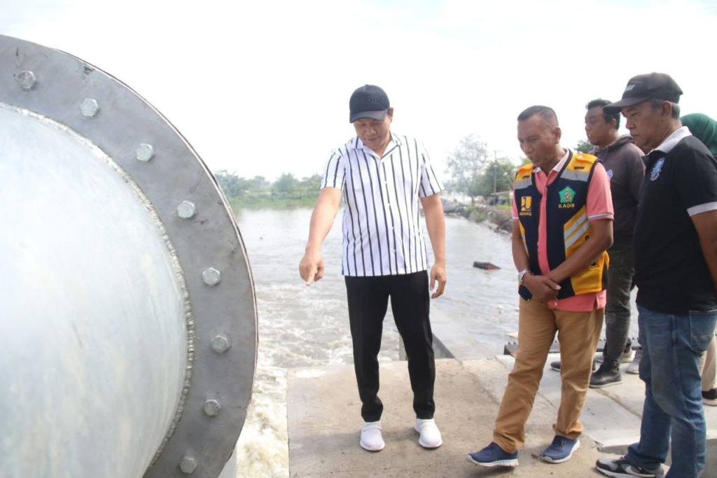 SIDAK - Bupati Sidoarjo Subandi bersama Kepala Dinas Pekerjaan Umum Bina Marga dan Sumber Daya Air (PUBM dan SDA) Muhammad Makhmud serta Camat Candi sidak Rumah Pompa Kedungpeluk yang baru selesai, Sabtu (28/02/2026).