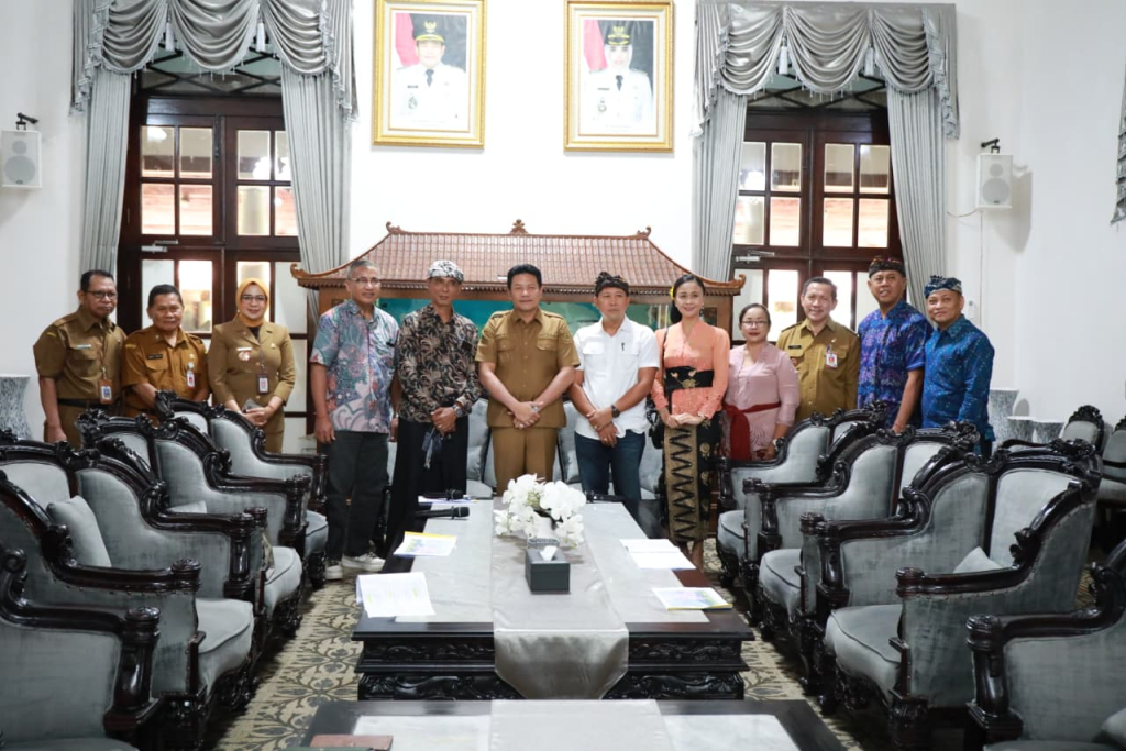 SINERGI - Bupati Sidoarjo, Subandi menerima audiensi pengurus Parisada Hindu Dharma Indonesia (PHDI) Kabupaten Sidoarjo di ruang transit Pendopo Delta Wibawa, Senin (02/03/2026).