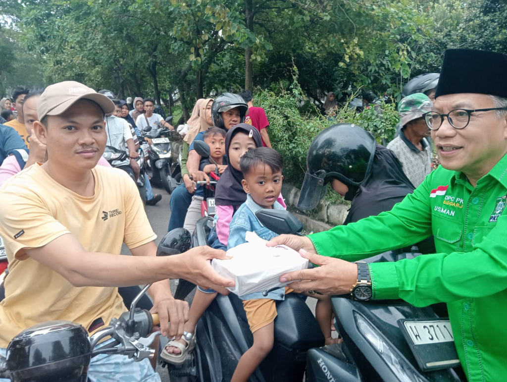 BAGI TAKJIL - Anggota DPRD Sidoarjo, H Usman M Kes bersama pengurus DPAC PKB Sidoarjo Kota dan Perempuan Banga Sidoarjo bagi-bagi takjil di kawasan Taman Pinang Sidoarjo, Sabtu (07/03/2026) sore.